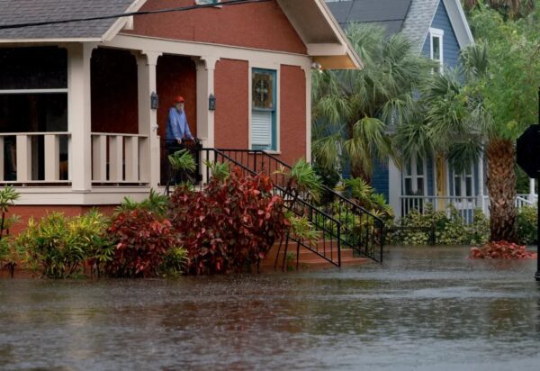 Steve Odom en el porche de su casa en Tarpon Springs, Florida, el 30 de agosto de 2023, que todavía estaba rodeada por las inundaciones causadas por el paso del huracán Idalia la noche anterior. (Foto de Joe Raedle/Getty Images)