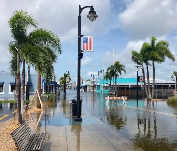 Inundaciones por marejada ciclónica del huracán Idalia se arremolinan obstinadamente en Dodecanese Boulevard en Tarpon Springs, Florida, el 30 de agosto del 2023, más de 12 horas después del paso del huracán Idalia. (John Haughey/The Epoch Times)