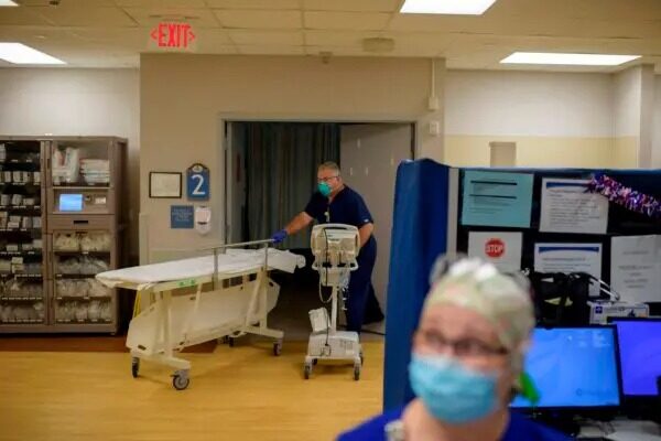 Un trabajador sanitario hace rodar una camilla en Urgencias del Centro Médico Oakbend en Richmond, Texas, el 15 de julio del 2020. (Mark Felix/AFP /AFP vía Getty Images)
