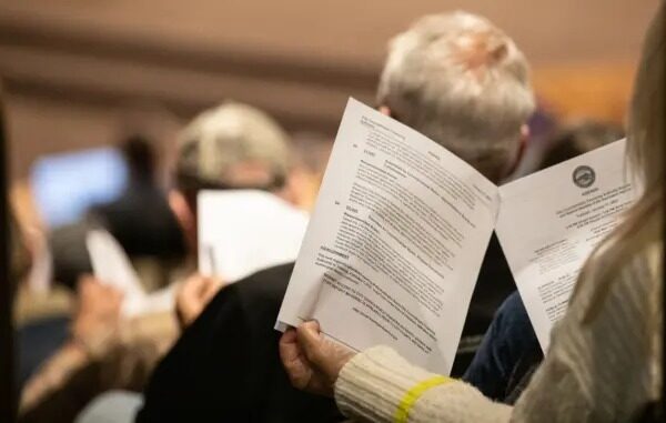 Los residentes examinan los puntos del orden del día del ayuntamiento en el Centro Cívico de Huntington Beach, California, el 17 de enero del 2023. (John Fredricks/The Epoch Times)