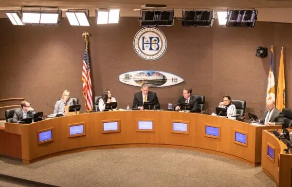 El ayuntamiento de Huntington Beach celebra una reunión en la cámara del Centro Cívico de Huntington Beach, California, el 17 de enero del 2023. (John Fredricks/The Epoch Times)