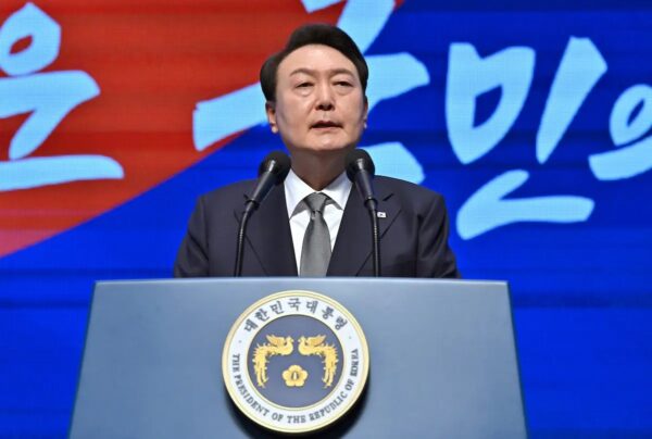 El presidente surcoreano Yoon Suk Yeol habla durante la ceremonia del 104º Día del Movimiento de la Independencia en Seúl, Corea del Sur, el 1 de marzo de 2023. (Jung Yeon-Je - Pool/Getty Images)