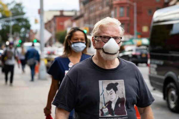 Personas con mascarillas protectoras caminan por la calle en Brooklyn, Nueva York, el 7 de octubre del 2020. (Chung I Ho/The Epoch Times)