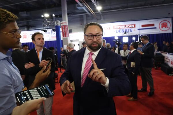 Jason Miller, asesor estratégico del candidato presidencial republicano, el expresidente de Estados Unidos Donald Trump, habla con los medios de comunicación en la sala de prensa tras el primer debate de la temporada de primarias del Partido Republicano organizado por FOX News en el Fiserv Forum de Milwaukee, Wisconsin, el 23 de agosto del 2023. (Scott Olson/Getty Images)