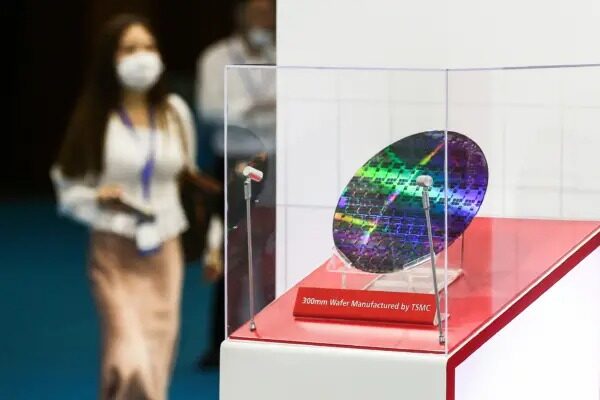 Un chip de Taiwan Semiconductor Manufacturing Company (TSMC) se ve en la Conferencia Mundial de Semiconductores 2020 en Nanjing, en la provincia oriental china de Jiangsu, el 26 de agosto de 2020. (Foto de STR / AFP) / China OUT (Foto de STR/AFP vía Getty Images)