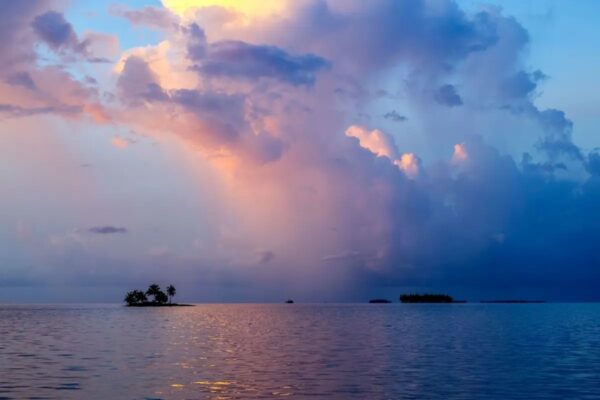 Nubes fotografiadas en la Comarca de Guna Yala, Panamá, cerca de la isla de Carti Sugtupu en el Mar Caribe, el 28 de agosto del 2023. (Luis Acosta/AFP vía Getty Images)