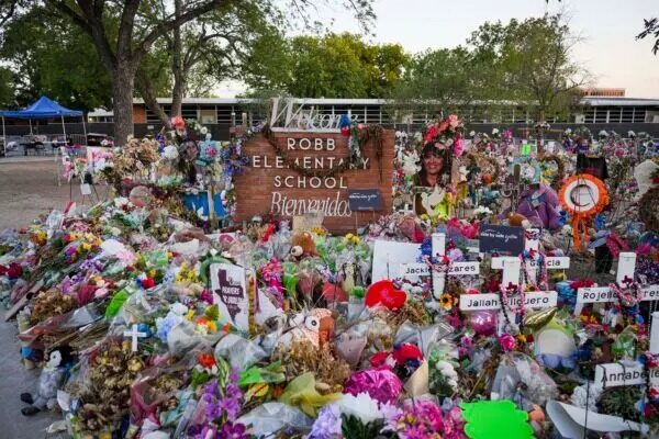 Un monumento improvisado se encuentra fuera de la Escuela Primaria Robb, el lugar de un tiroteo masivo el 24 de mayo, en Uvalde, Texas, el 21 de junio de 2022. (Charlotte Cuthbertson/The Epoch Times)