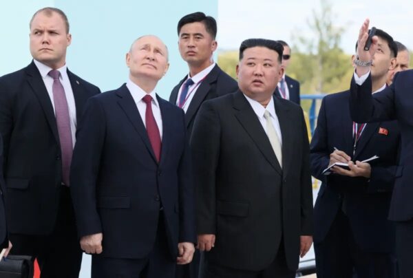 El presidente de Rusia, Vladimir Putin (centro izq.), y el líder de Corea del Norte, Kim Jong Un (centro der.), visitan el cosmódromo de Vostochny, en la región de Amur, el 13 de septiembre del 2023. (Mikhail Metzel/POOL/AFP vía Getty Images)