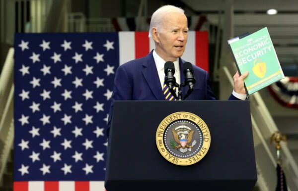 El presidente de Estados Unidos, Joe Biden, sostiene una copia del presupuesto republicano para el año fiscal 2024 mientras pronuncia un discurso en el Prince George's Community College de Largo, Maryland, el 14 de septiembre del 2023. (Kevin Dietsch/Getty Images)