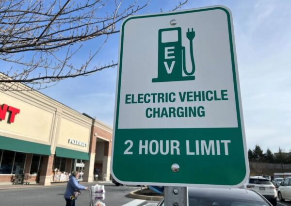 Aparcamiento de vehículos eléctricos en un supermercado de Mount Joy, Pensilvania, en febrero del 2023. (Beth Brelje/The Epoch Times)