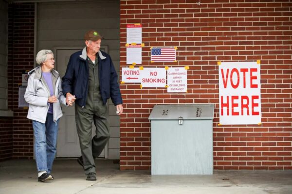 Votantes salen tras depositar su voto en un colegio electoral instalado en el departamento de bomberos en una foto de archivo. (Joe Raedle/Getty Images)