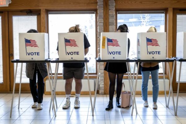 Americanos votan en el colegio electoral Olbrich Botanical Gardens en Madison, Wisconsin, el 8 de noviembre del 2022. (Jim Vondruska/Getty Images)