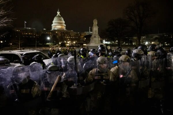Miembros de la Guardia Nacional y de la policía de Washington, D.C. montan guardia para mantener a los manifestantes alejados del Capitolio de EE.UU. el 6 de enero del 2021. (Samuel Corum/Getty Images)