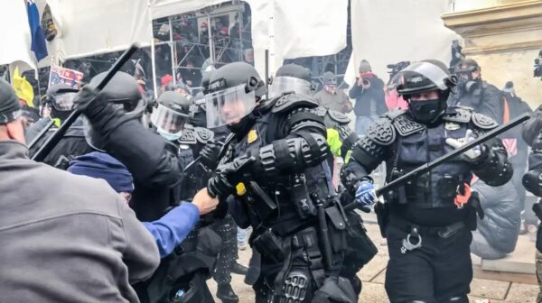 Agentes antidisturbios del Departamento de Policía Metropolitana de D.C. se enfrentan a manifestantes en la fachada oeste del Capitolio de EE.UU. el 6 de enero del 2021. (Cortesía de Steve Baker)