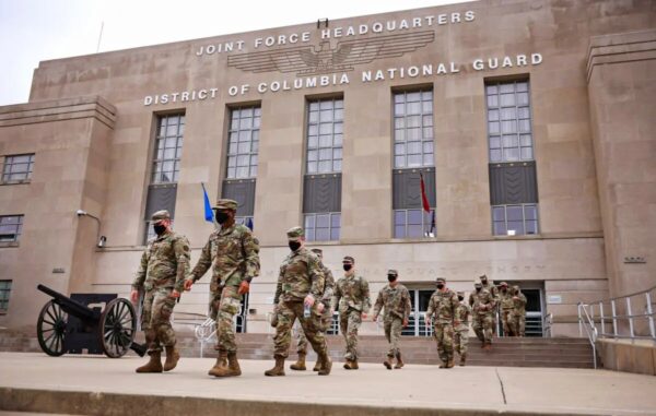 Tropas de la Guardia Nacional abandonan la Armería tras finalizar su misión de proporcionar seguridad al Capitolio de Estados Unidos en Washington, el 24 de mayo del 2021. (Kevin Dietsch/Getty Images)