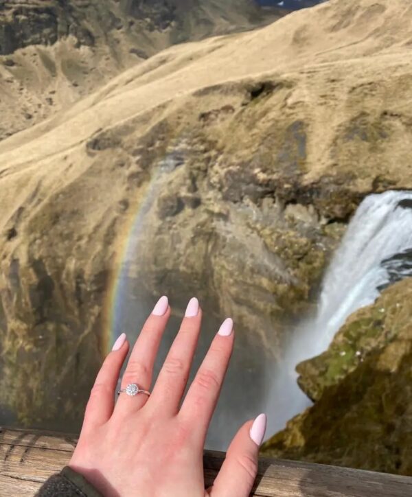 La Sra. Heppell muestra su anillo de compromiso tras la pedida de mano en Islandia, en marzo del 2022. (SWNS)