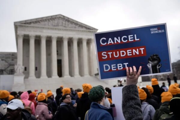 Manifestación en apoyo del plan de alivio de la deuda estudiantil de la administración Biden frente al Tribunal Supremo de EE.UU. en Washington, el 28 de febrero del 2023. (Drew Angerer/Getty Images)