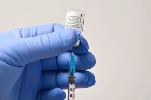 Un trabajador sanitario utiliza una aguja y un vial de la vacuna COVID-19 de Pfizer-BioNTech para preparar una dosis en un centro sanitario de vacunación en una foto de archivo. (Justin Tallis/AFP vía Getty Images)