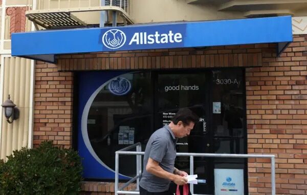 Un peatón pasa por delante de una oficina de Allstate Insurance en San Francisco el 9 de junio del 2023. Allstate Insurance sigue el ejemplo de State Farm Insurance y deja de ofrecer seguros de hogar a los residentes de California. (Justin Sullivan/Getty Images)