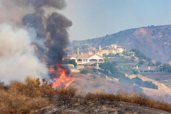 El incendio Blue Ridge del condado de Orange se aproxima a viviendas en Yorba Linda, California, el 27 de octubre del 2020. (John Fredricks/The Epoch Times)