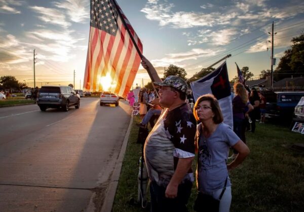 Manifestantes contra la "sexualización de los niños" en un bingo drag "familiar" celebrado en la Primera Iglesia Cristiana de Katy, Texas, el 24 de septiembre del 2022. (Bobby Sanchez/The Epoch Times)