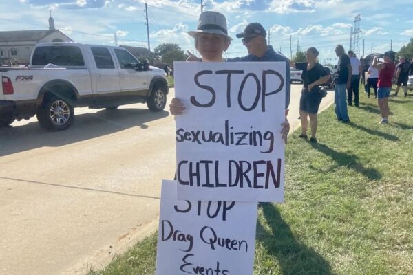 Manifestantes expresan sus opiniones sobre un evento de drag queen celebrado en una iglesia de Katy, Texas, el 24 de septiembre del 2022. (Darlene McCormick Sanchez/The Epoch Times)