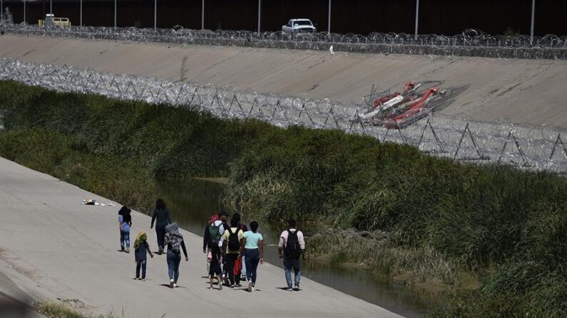 Un grupo de migrantes camina a un costado del río Bravo, frontera natural entre México y EE.UU., el 5 de septiembre de 2023, en Ciudad Juárez, Chihuahua (México). EFE/ Luis Torres