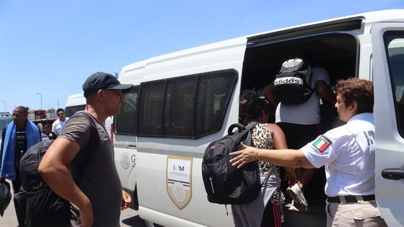 Miembros del Instituto Nacional de Migración (INM) realizan operativos para recoger personas migrantes en Tapachula (México). Fotografía de archivo. EFE/Juan Manuel Blanco
