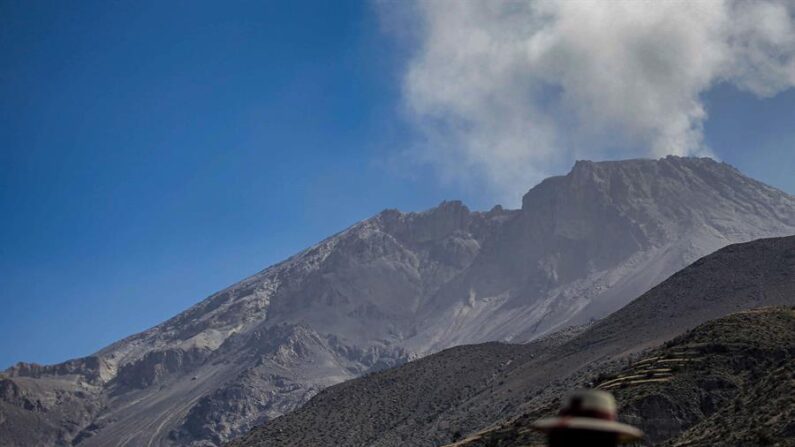 Fotografía de archivo del volcán Ubinas. EFE/Stringer
