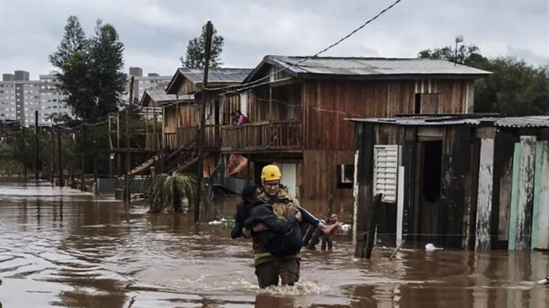 Fotografía cedida por el Cuerpo de Bomberos de Rio Grande de las labores de rescate de personas tras el paso de un ciclón, en Passo Fundo (Brasil), este 5 de septiembre de 2023. EFE/ Cuerpo De Bomberos De Rio Grande