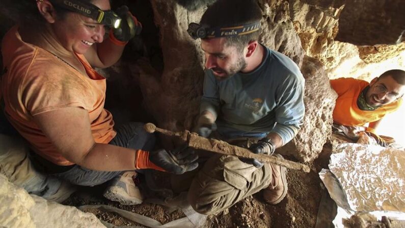 Cuatro espadas de época romana muy bien conservadas fueron halladas en una cueva remota en la zona del Mar Muerto, anunció este miércoles la Autoridad de Antigüedades de Israel (AAI). EFE/Autoridad de Antigüedades de Israel/ Emil Aladjem