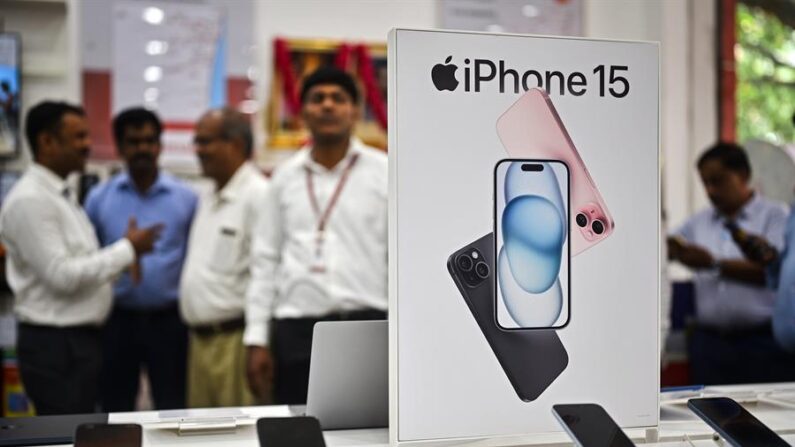La última línea de la serie iPhone 15 de Apple a la venta, en una tienda de electrónica, en Chennai, India, 22 de septiembre de 2023. EFE/EPA/Idrees Mohammed 