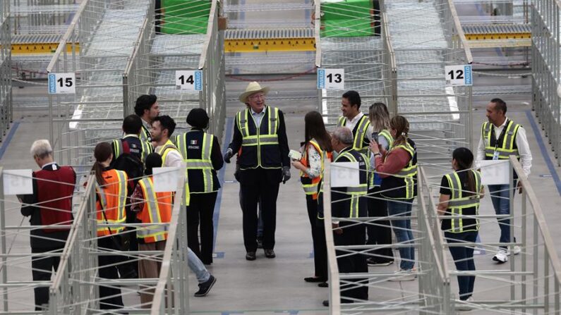 El embajador de Estados Unidos en México, Ken Salazar (c) hace un recorrido durante la inauguración de la estación de entrega “Amazon DXX1” el 14 de septiembre de 2023, en Ciudad de México (México). EFE/José Méndez
