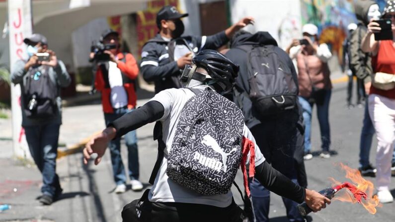 Estudiantes se manifiestan frente a las instalaciones del Centro de Investigación y Seguridad Nacional (CISEN) para exigir justicia por los 43 normalistas desaparecidos de Ayotzinapa, el 25 de septiembre de 2023 en Ciudad de México (México). EFE/Sáshenka Gutiérrez