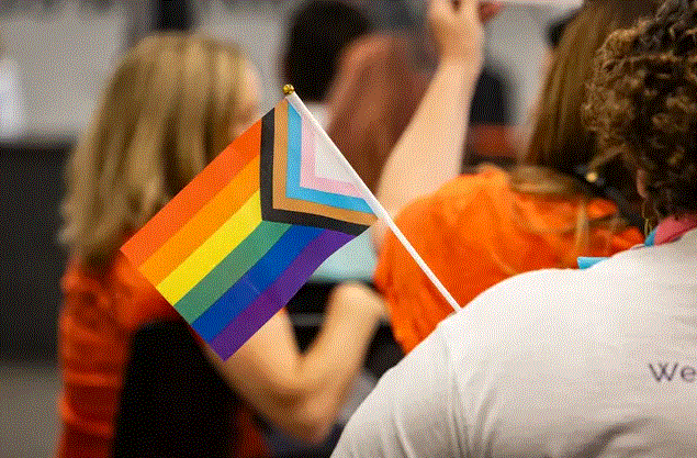 Una bandera LGBT en una reunión del Distrito Escolar Unificado de Orange en Orange, California, el 17 de agosto de 2023. (John Fredricks/The Epoch Times)