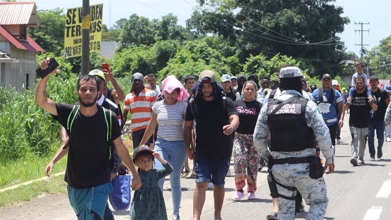 Migrantes de origen venezolano caminan en caravana en su intento por llegar a la frontera norte en la ciudad de Tapachula, Chiapas (México). Imagen de archivo. EFE/Juan Manuel Blanco