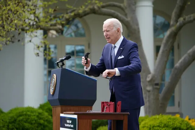 El presidente Joe Biden sostiene un kit de armas fantasma durante un evento en la Casa Blanca en Washington el 11 de abril de 2022. (Mandel Ngan/AFP vía Getty Images)