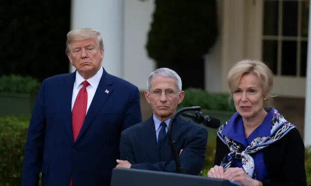 El entonces presidente Donald Trump y el Dr. Anthony Fauci escuchan a la Dra. Deborah Birx hablar en el Jardín de las Rosas de la Casa Blanca en Washington el 29 de marzo de 2020. (Tasos Katopodis/Getty Images)