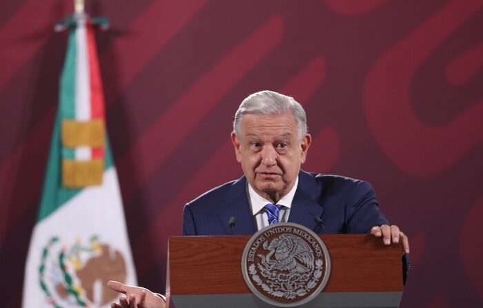 El presidente de México, Andrés Manuel López Obrador, habla durante su rueda de prensa matutina, en el Palacio Nacional, en la Ciudad de México México, en una fotografía de archivo. (EFE/Sáshenka Gutiérrez)