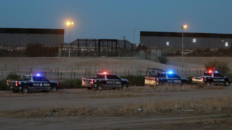 Personal de la policía municipal realizan operativos de patrullaje en la frontera con Estados Unidos el 22 de septiembre de 2023 en Ciudad Juárez, Chihuahua (México). EFE/Luis Torres