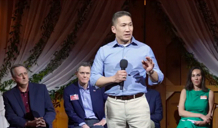 Hung Cao, candidato republicano al Congreso por el distrito 10 de Virginia, en un foro del Patriot Pub en Hamilton, Virginia, el 17 de marzo de 2022. (De izquierda a derecha) David Beckwith, Mike Clancy y Brooke Taylor. (Terri Wu/The Epoch Times)