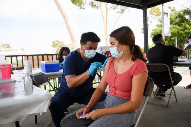 Una estudiante universitaria recibe la vacuna COVID-19 en la Universidad Estatal de California Long Beach en Long Beach, California, el 11 de agosto de 2021. (Patrick T. Fallon/AFP vía Getty 