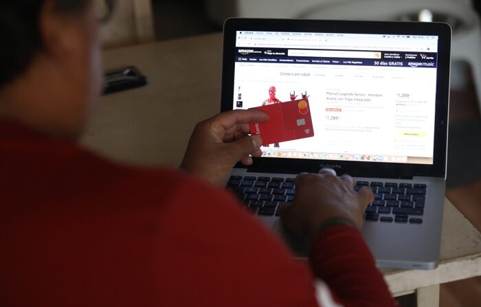 Fotografía de archivo de una persona que realiza una compra por internet. (EFE/ Sáshenka Gutiérrez)