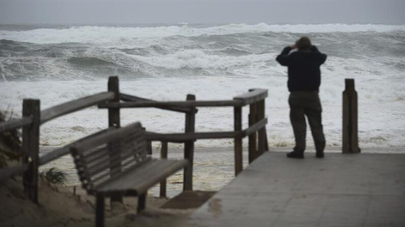 Un hombre contempla el estado del mar, ante la llegada de un huracán en EE.UU. Imagen de archivo. EFE/Matt Campbell