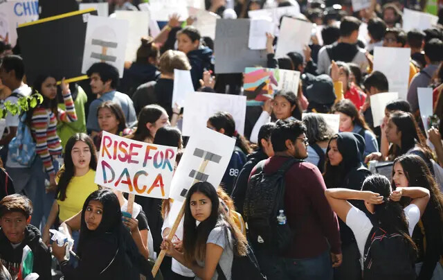 Estudiantes y simpatizantes se manifiestan en apoyo a los beneficiarios de DACA el día en que la Corte Suprema escucha los argumentos en el caso DACA en Los Ángeles, California, el 12 de noviembre de 2019. (Mario Tama/Getty Images)