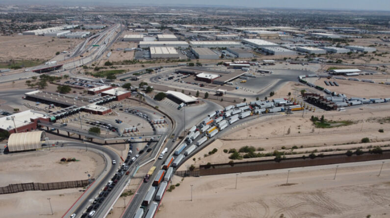 Vista panorámica de trailers formados a la entrada de la aduana de EE.UU en Ciudad Juárez, Chihuahua, México, el 21 de septiembre de 2023. (EFE/Luis Torres) 