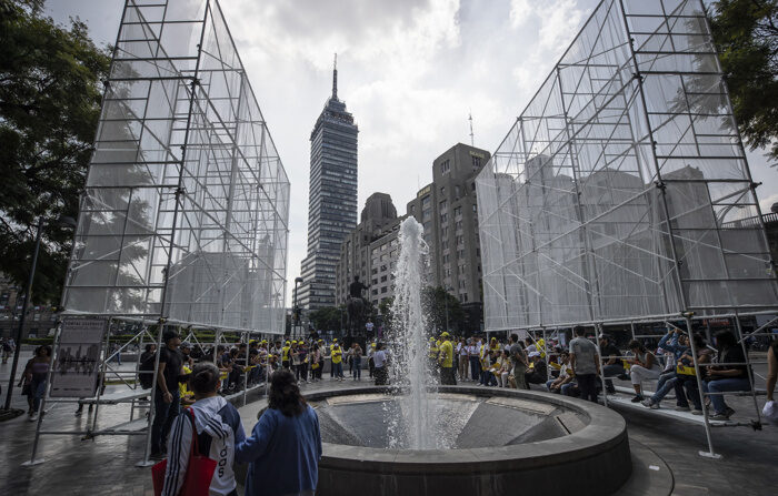 Personas disfrutan hoy la instalación Portal Escénico, en la Alameda Central, durante la inauguración del Festival de Arquitectura y Ciudad (Mextrópoli), en la Ciudad de México, México. (EFE/ Isaac Esquivel)