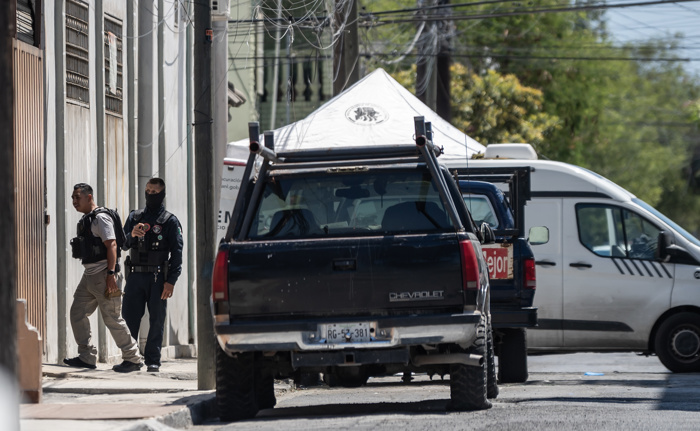 Miembros de la Policía Estatal resguardan hoy la zona de las calles Aquiles Serdán y Simon Bolivar en el centro del municipio de San Nicolas, en el estado norteño de Nuevo León. (EFE/Miguel Sierra)