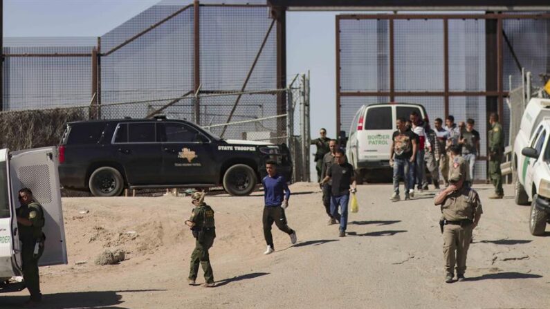 Fotografía de archivo de migrantes detenidos que son llevados por miembros de la Patrulla Fronteriza estadounidense a un vehículo, junto al muro fronterizo en El Paso, Texas (EE.UU.). EFE/ Jonathan Fernández
