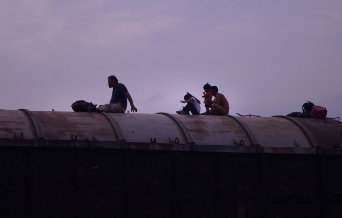 Fotografía de archivo de migrantes centroamericanos que descansan sobre las góndolas del tren de carga llamado "la Bestia" en su travesía por territorio mexicano para lograr el objetivo de llegar a la frontera con Estado Unidos, en Arriaga, México. (EFE/Carlos López)